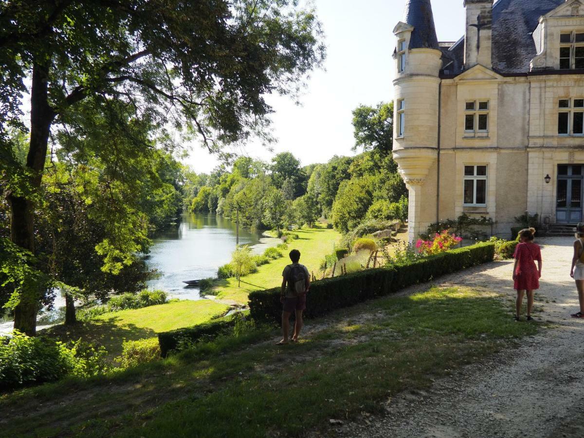Chateau Des Loups - Les Pommiers Echire Exterior foto