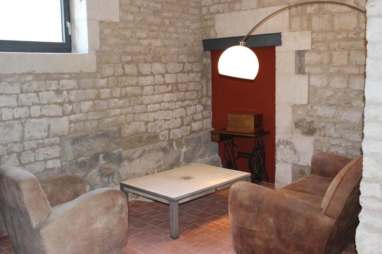 Chateau Des Loups - Les Pommiers Echire Exterior foto